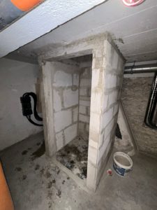 BATI-IDF gaine de monte-charge en blocs SYPOREX, vue en perspective montrant la structure cubique et son raccord à la dalle — Lampika Hôtel, Paris 14e.
