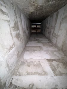 BATI-IDF vue d'un passage technique en blocs SYPOREX terminé dans le sous-sol de l'hôtel, prêt à être utilisé — Lampika Hôtel, Paris 14e.