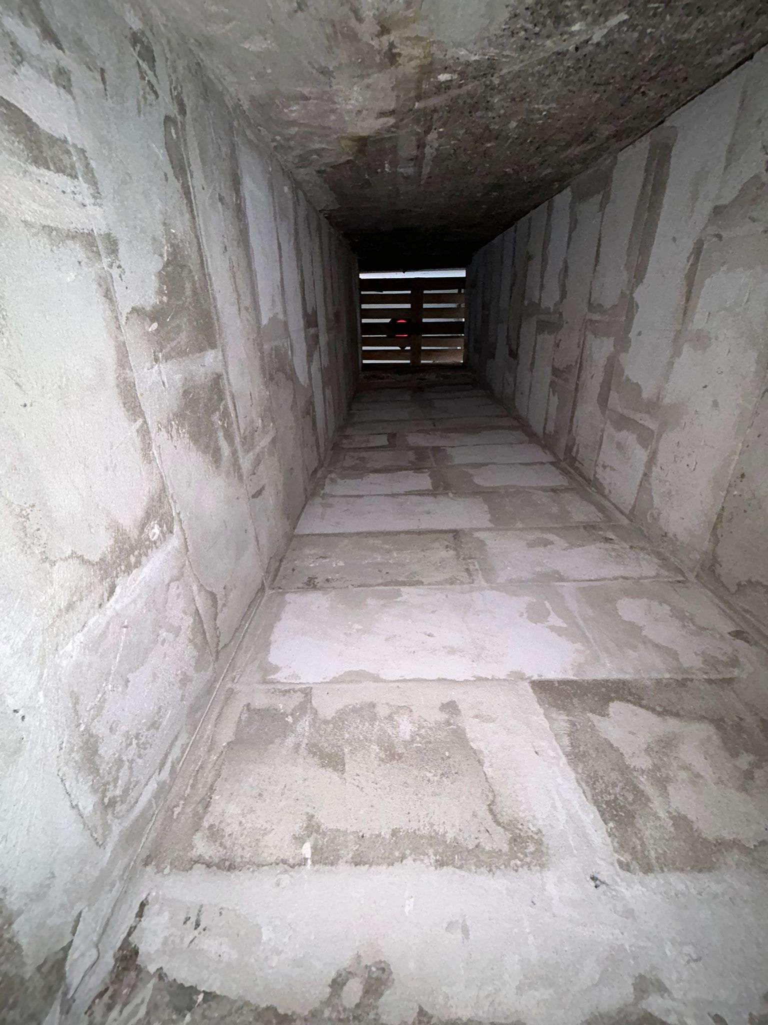BATI-IDF vue d'un passage technique en blocs SYPOREX terminé dans le sous-sol de l'hôtel, prêt à être utilisé — Lampika Hôtel, Paris 14e.