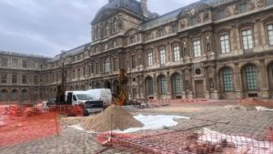 BATI-IDF foreuses sur micropieux en cours d'intervention dans la cour du Louvre — fouilles blindées de reconnaissance, Paris (1er)