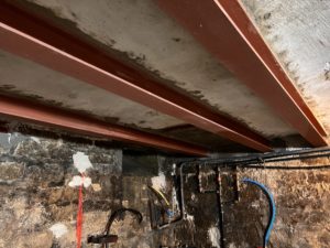 Mise en place des profilés HEB 120 en renfort structurel — Vue détaillée haute résolution, renforcement plancher à l'italienne caves Puteaux (BATI-IDF)