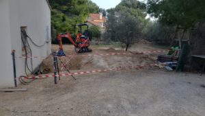 BATI-IDF terrassement à la mini-pelle en pied de façade pour la création de la rampe d'accès au vide sanitaire — reprise en sous-œuvre, Marseille