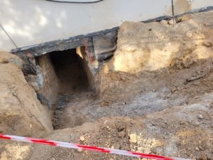 BATI-IDF rampe d'accès au vide sanitaire creusée à l'extérieur de la villa, donnant sur l'ouverture pratiquée dans le mur — Marseille