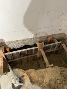 BATI-IDF coffrage d'une longrine de liaisonnement en béton armé sous la fondation existante — reprise en sous-œuvre par passes courtes alternées, Montigny-lès-Cormeilles (95)