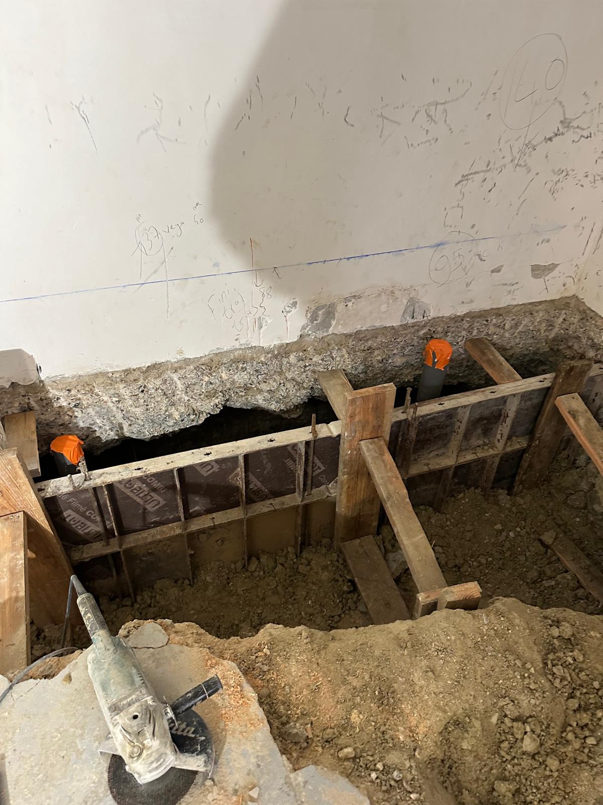 BATI-IDF coffrage d'une longrine de liaisonnement en béton armé sous la fondation existante — reprise en sous-œuvre par passes courtes alternées, Montigny-lès-Cormeilles (95)