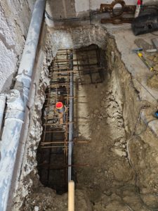 BATI-IDF longrine en béton armé ferraillée dans sa fouille de reprise en sous-œuvre — pavillon Montigny-lès-Cormeilles (95)