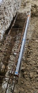 BATI-IDF cage d'armatures de longrine de reprise en sous-œuvre contrôlée au niveau dans sa fouille — pavillon Montigny-lès-Cormeilles (95)
