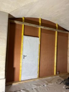 Montage de la cloison séparatrice de chantier