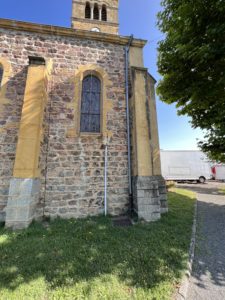 BATI-IDF façade en pierre et contreforts de l'église de Noailly, édifice patrimonial repris en sous-œuvre suite à un sinistre sécheresse