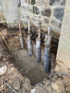BATI-IDF micropieux en fouille au pied du mur en moellon de l'église de Noailly — reprise en sous-œuvre, Loire
