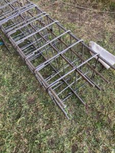 BATI-IDF cages d'armatures préfabriquées des longrines de reprise en sous-œuvre de l'église de Noailly, Loire
