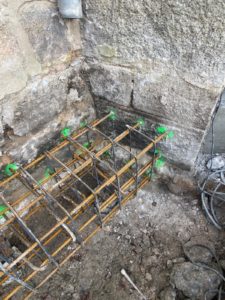 BATI-IDF scellements chimiques d'armatures crossées dans la maçonnerie de moellon de l'église de Noailly — liaisonnement de la reprise en sous-œuvre