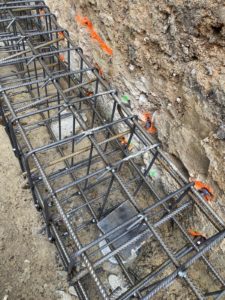 BATI-IDF cage d'armatures de longrine en contre-œuvre et platines de répartition des micropieux — église de Noailly, reprise en sous-œuvre
