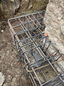 BATI-IDF détail de la cage d'armatures de longrine et de la platine de répartition — reprise en sous-œuvre de l'église de Noailly, Loire