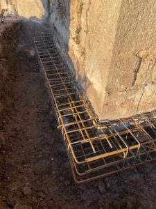 BATI-IDF longrine ferraillée en contre-œuvre le long du mur en moellon de l'église de Noailly — reprise en sous-œuvre, Loire