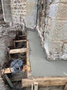 BATI-IDF longrine en béton armé coulée et coffrée le long du mur de l'église de Noailly — reprise en sous-œuvre, Loire