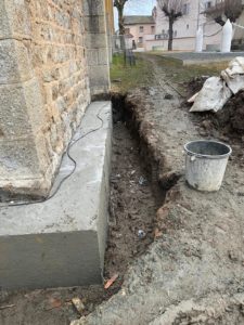 BATI-IDF longrine de reprise en sous-œuvre achevée le long de l'église de Noailly — abords du chantier, Loire