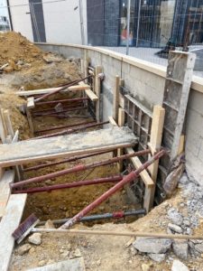 BATI-IDF coffrage bois en place avec étais métalliques pour une nouvelle passe de bétonnage en sous-œuvre du mur — chantier RSO Orly (94).