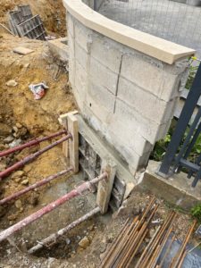 BATI-IDF aciers d'attente HA prêts à être posés pour la passe de RSO suivante, en pied d'un mur en parpaings — chantier Orly (94).