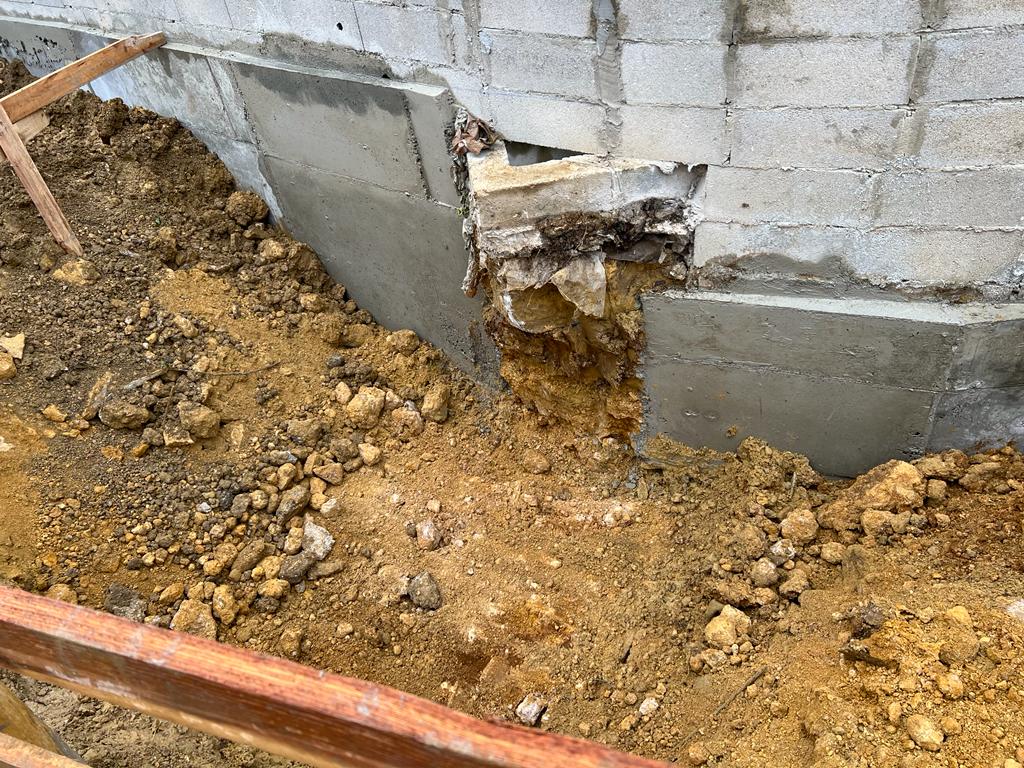 BATI-IDF mur en parpaings repris en sous-œuvre par sa nouvelle semelle béton armé, avec la dernière passe ouverte en attente de bétonnage — RSO Orly (94).