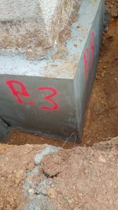 BATI-IDF longrine de raidissement en béton armé décoffrée et marquée P3 (passe 3) en pied de façade du pavillon — Ouges (21).
