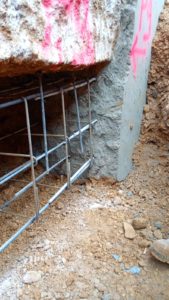 BATI-IDF technique des passes alternées : à gauche une passe avec cage ferraillée en attente, à droite la passe adjacente déjà bétonnée — Ouges (21).