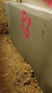 BATI-IDF longrine de raidissement en béton armé décoffrée marquée P.8 (passe 8), béton frais avec marquage de phasage — pavillon Ouges (21).