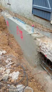BATI-IDF longrine de raidissement BA décoffrée en pied de façade du pavillon, marquage P15 — Ouges (21).