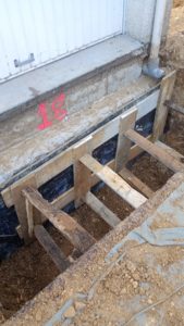 BATI-IDF coffrage bois et bâche d'étanchéité d'une nouvelle passe de longrine (passe 18) en pied du pavillon, étais bois traversants — Ouges (21).