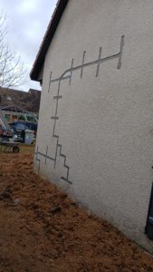 BATI-IDF vue d'ensemble d'une façade du pavillon avec le traitement complet de fissures par sciage et pose d'agrafes HA8 tous les 50 cm — Ouges (21).