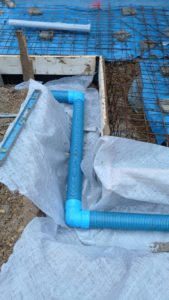 BATI-IDF raccordement du drain souple bleu sur le réseau d'eaux pluviales existant — exutoire pour les eaux du drainage périphérique — Ouges (21).