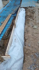 BATI-IDF futur trottoir périphérique : treillis ferraillé ST 25C sous bâche, coffrage bois de rive, prêt à recevoir le béton — Ouges (21).