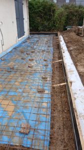 BATI-IDF trottoir périphérique entièrement ferraillé (treillis ST 25C, coffrage bois de rive, cales) prêt pour le coulage du béton — Ouges (21).
