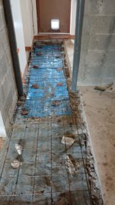 BATI-IDF réfection ponctuelle du dallage intérieur impacté par les travaux : treillis ST 25C en place, prêt au coulage du béton — pavillon Ouges (21).