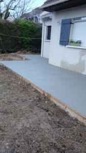 BATI-IDF trottoir périphérique bétonné et fini en pied de façade du pavillon, finition réglée balayée — Ouges (21).