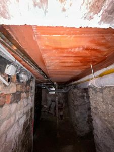 BATI-IDF empochement et scellement des poutres HEB 120 dans les murs porteurs — caves Paris 19e plancher à l'italienne
