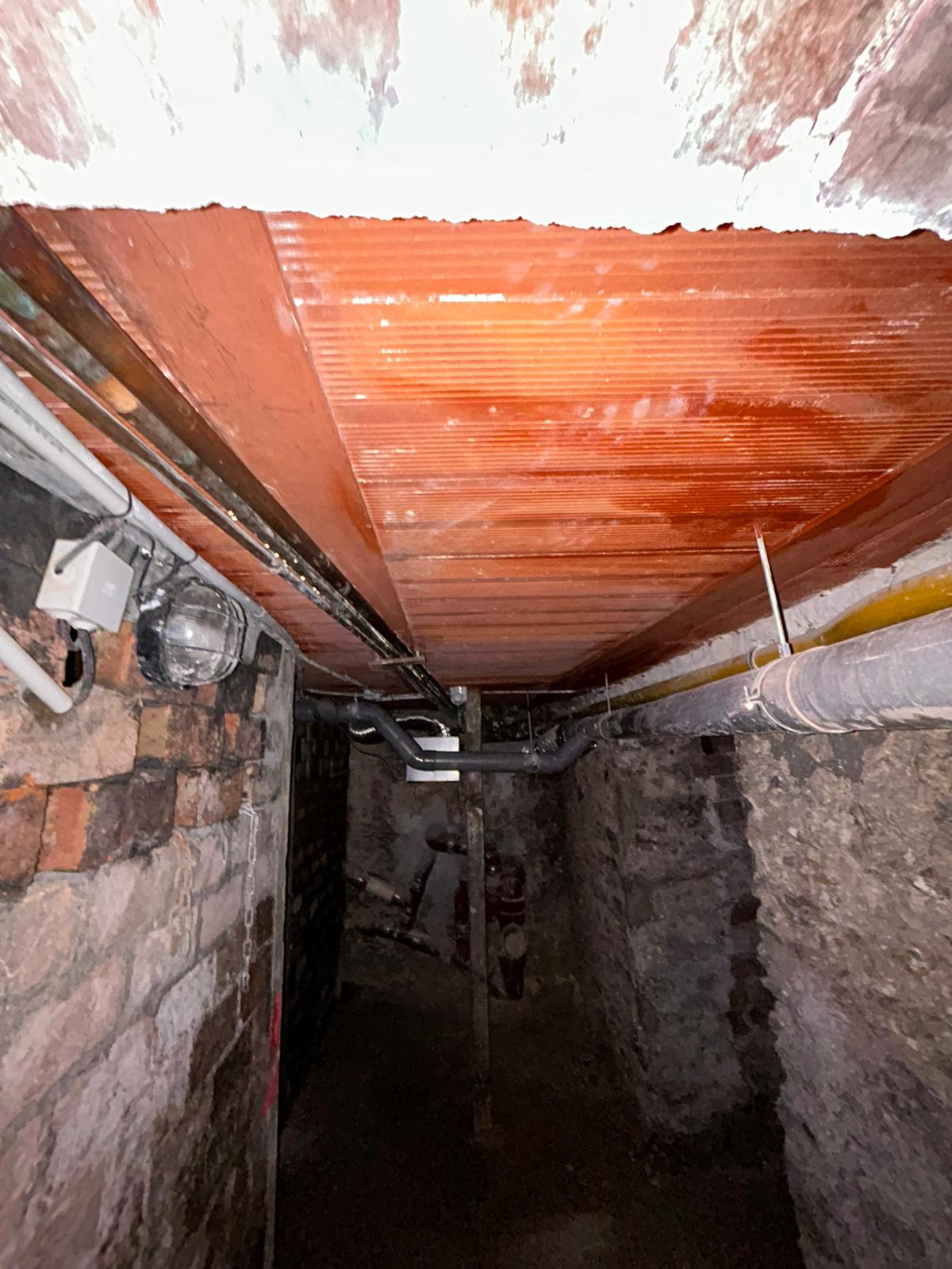 BATI-IDF empochement et scellement des poutres HEB 120 dans les murs porteurs — caves Paris 19e plancher à l'italienne