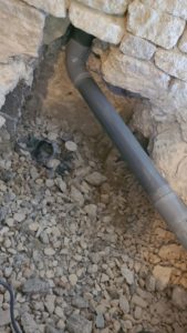 BATI-IDF acheminement du béton à la goulotte vers une fouille de massif, à travers le mur de pierre — reprise en sous-œuvre, Saignon (84)