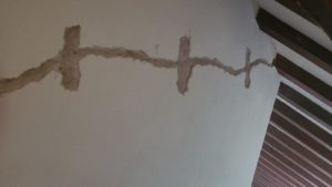 BATI-IDF reprise d'une fissure du bâti par saignée et mortier — renforcement structurel de la villa, Saignon (84)