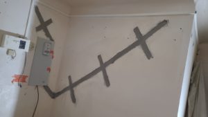 BATI-IDF traitement des fissures par agrafes en acier scellées et mortier sans retrait — renforcement structurel de la villa, Saignon (84)