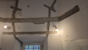 BATI-IDF traitement des fissures sur les murs et le plafond, par agrafage et mortier — renforcement structurel de la villa, Saignon (84)