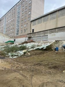 BATI-IDF vue d'ensemble du site avec les bâtiments existants dont les fondations doivent être reconnues, en préparation de la construction d'un nouveau bâtiment R+8 — Saint-Lô (50).