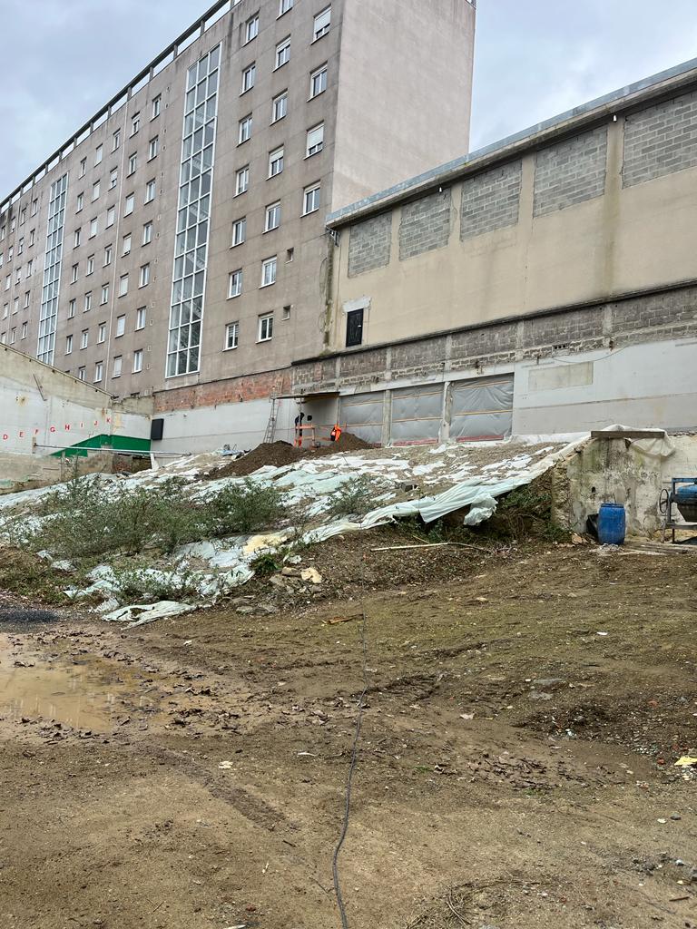 BATI-IDF vue d'ensemble du site avec les bâtiments existants dont les fondations doivent être reconnues, en préparation de la construction d'un nouveau bâtiment R+8 — Saint-Lô (50).