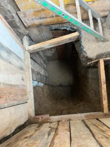 BATI-IDF niveau électronique posé en surface au-dessus d'une fouille blindée, pour relevé précis de la cote de fondation existante — Saint-Lô (50).