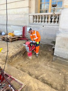 BATI-IDF remblaiement avec terres excavées et compactage plaque vibrante — Château de Versailles OPPIC