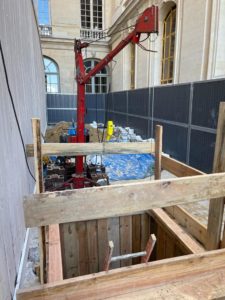 Installation, mise en place barrière et treuil de puisatier pour réalisation du puits blindé