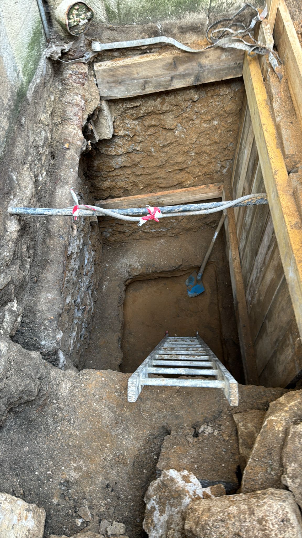 BATI-IDF fouille blindée de reconnaissance de 3 m de profondeur avec blindage traditionnel par planches et madriers bois — Hôtel de Villeroy, Ministère de l'Agriculture, Paris 7e