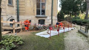 BATI-IDF chantier sécurisé en cour intérieure de monument historique avec barrières et balisage — Hôtel de Villeroy Paris 7e