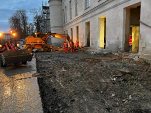 BATI-IDF terrassement de la zone d'intervention au pied de la façade du château — génie civil des fondations, Château de Villers-Cotterêts (02)