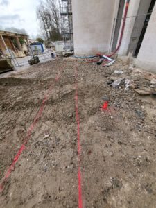 BATI-IDF implantation au sol des longrines le long de la façade du château, avant terrassement — génie civil des fondations, Villers-Cotterêts (02)
